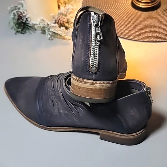 FREE PEOPLE FAMOUS BLUE SHOES! LIKE NEW! - Picture 4 of 7